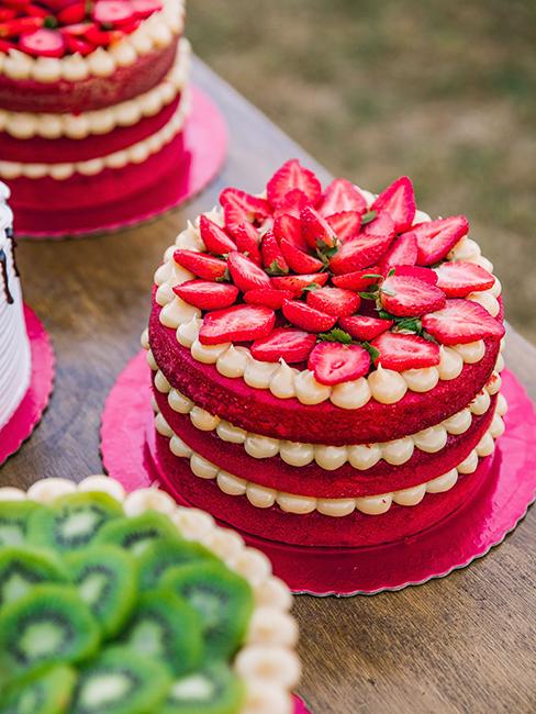nude cake rose avec crème blanche et fraises