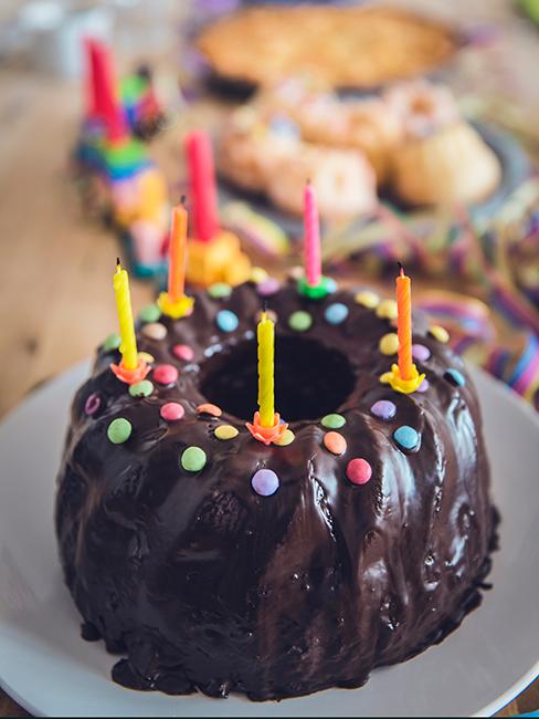 gateau d'anniversaire au chocolat avec bonbons colorés