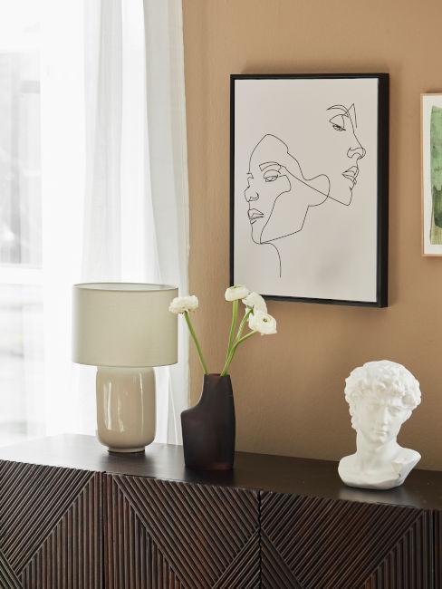 salon avec meubles contemporain, tableau, vase avec fleurs et statue