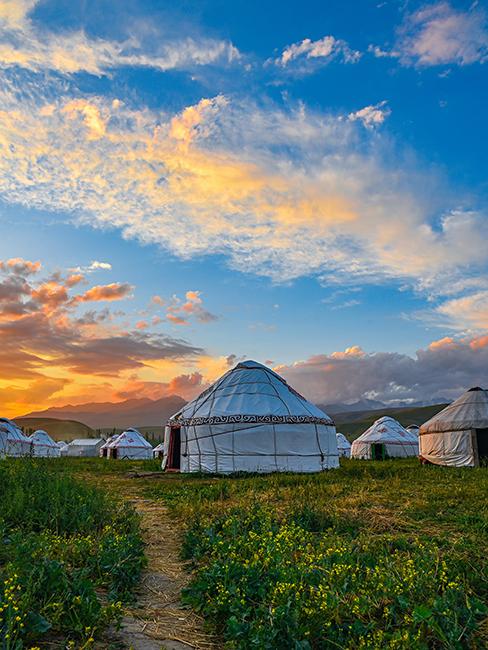 Yourtes à la campagne avec coucher de soleiil