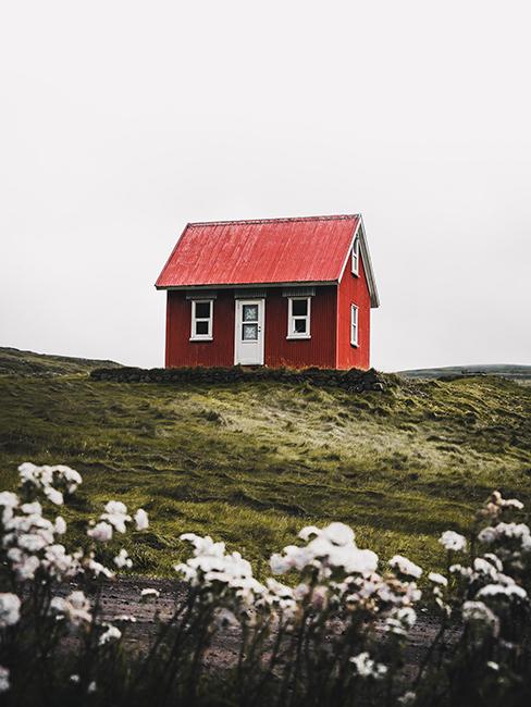 Maison en bois rouge à la campagne