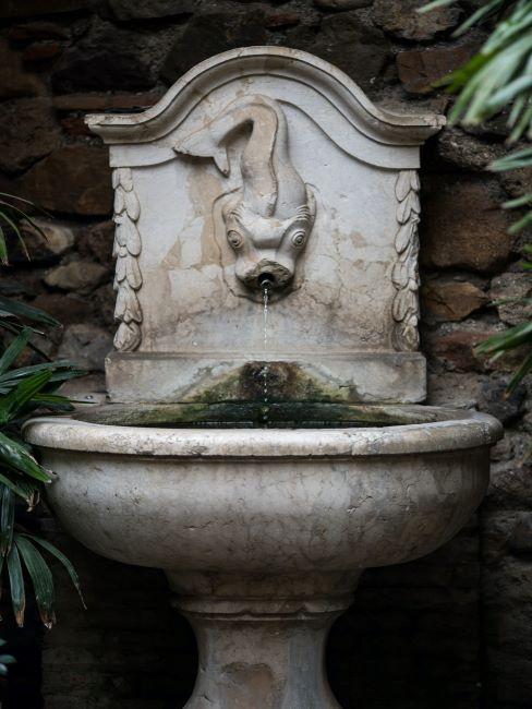 Fontaine de style ancien en pierre