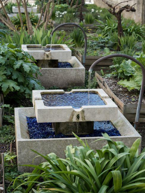 Deux fontaines de jardin en pierre