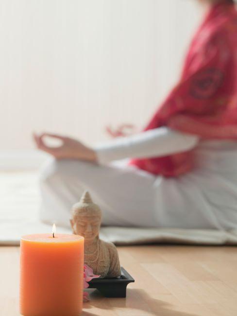corps d'une femme en train de mediter