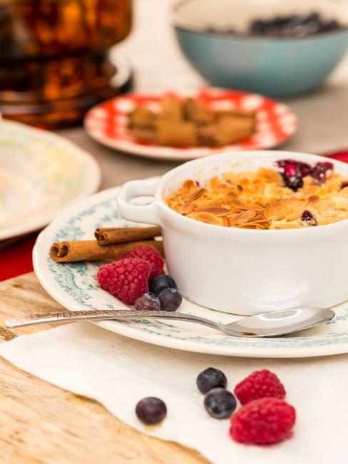 dessert aux fruits servi dans un service blanc