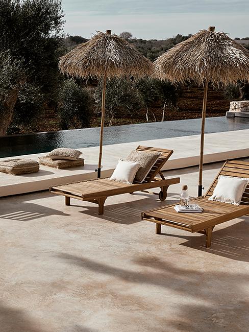 Terrasse et piscine à débordement transat en bois