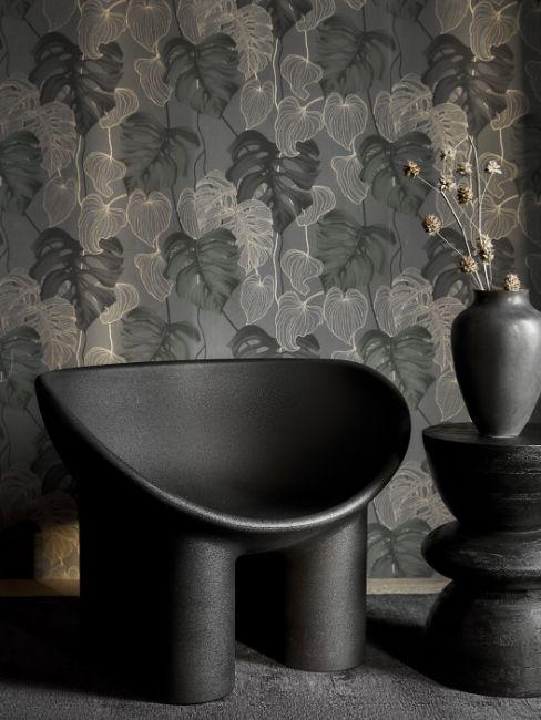 salon art déco sombre avec papier peint à motifs