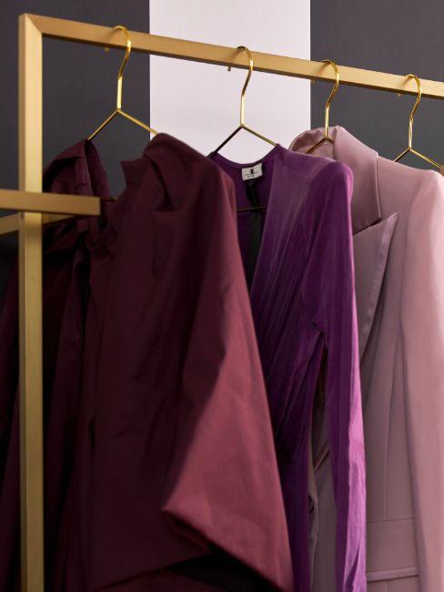 petit dressing chambre, penderie ouverte, tringle dorée, chemises, vestes