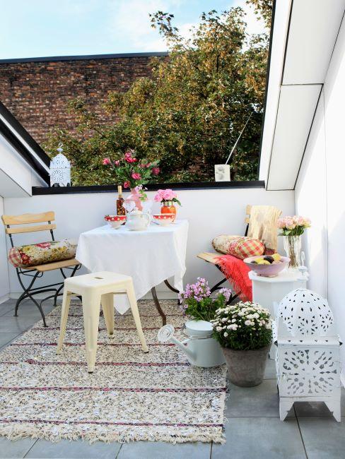 petit balcon terrasse avec un tapis clair recouvrant le sol