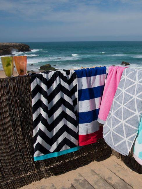 Terrasse à la mer avec canisse et serviettes de plages multicolores