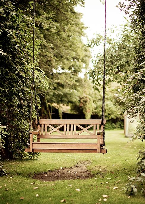 banc de jardin en bois transformé en balançoire