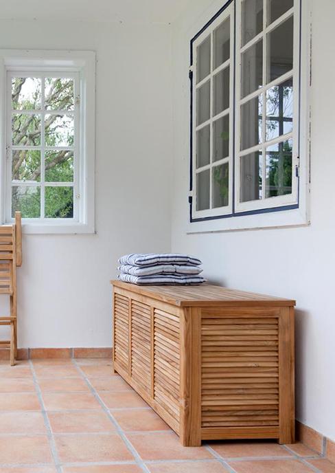 coffre de rangement en bois extérieur sur terrasse couverte avec carrelage