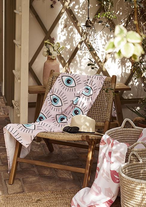 fauteuil de jardin en teck avec serviette de place à motif oeil