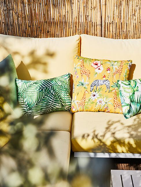 balcon avec canisse et canapé de jardin jaune et coussins jaunes et verts