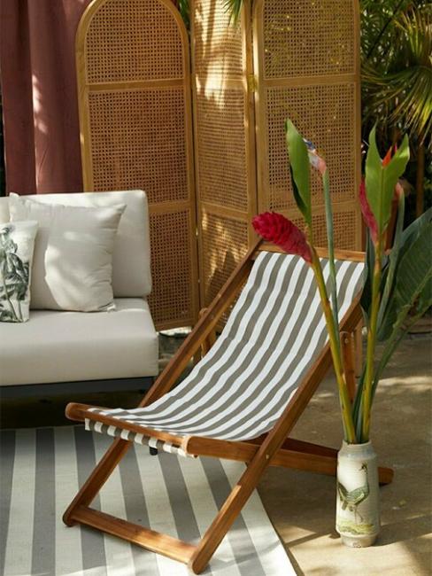 transat en bois et tissu rayé avec paravent naturel