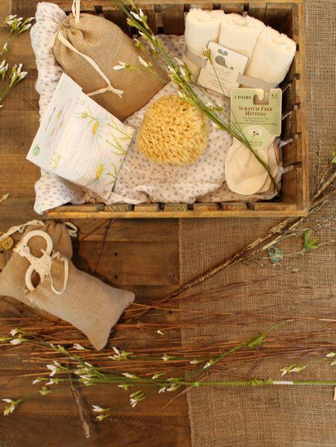 Panier en bois avec divers cadeaux pour nouveaux nes