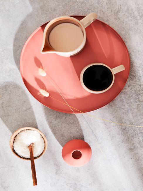 Plateau et vase corail, tasse et pot a lait beige