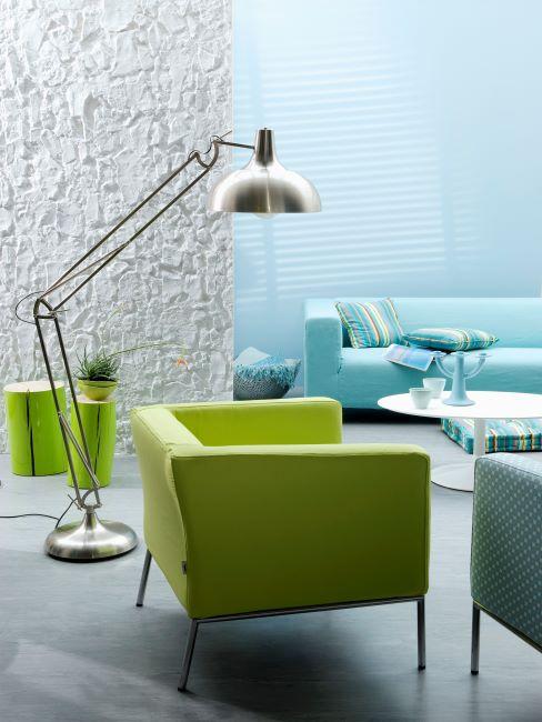 salon avec fauteuil vert, grande lampe, canapé bleu