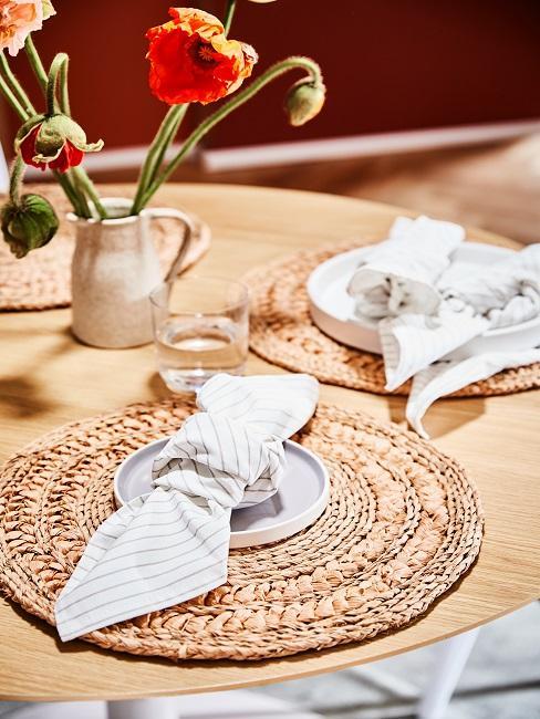 décoration de table avec set de table tressé et serviettes blanches