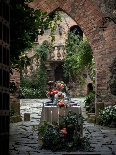 mariage dans un château avec table et fleurs