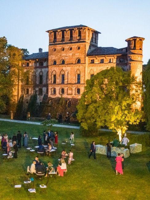 mariage dans un château avec des invités à table dans le jardin