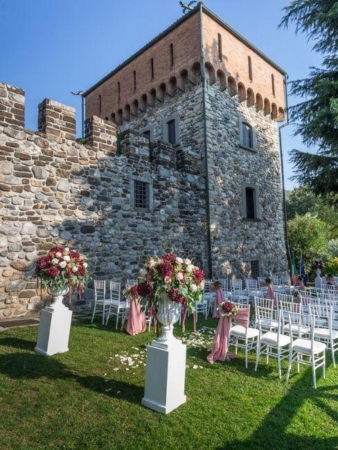 mariage dans un château avec chaises préparés pour la cérémonie à l'extérieur