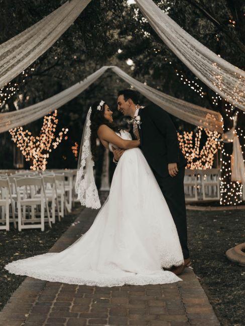 Mariage en extérieur avec couple de mariés au milieu de l'allée