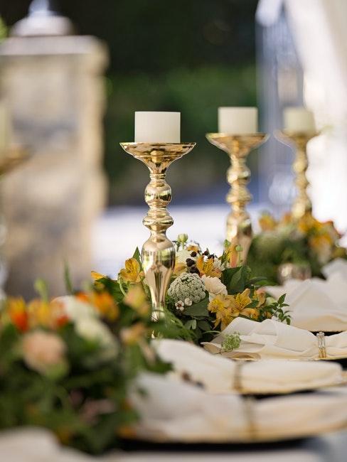 décoration de table de mariage avec chandeliers dorés