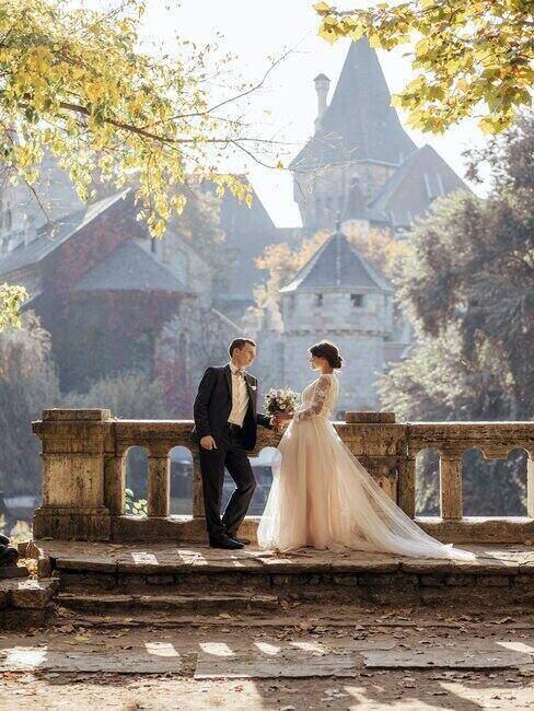 couple de mariés à l'extérieur