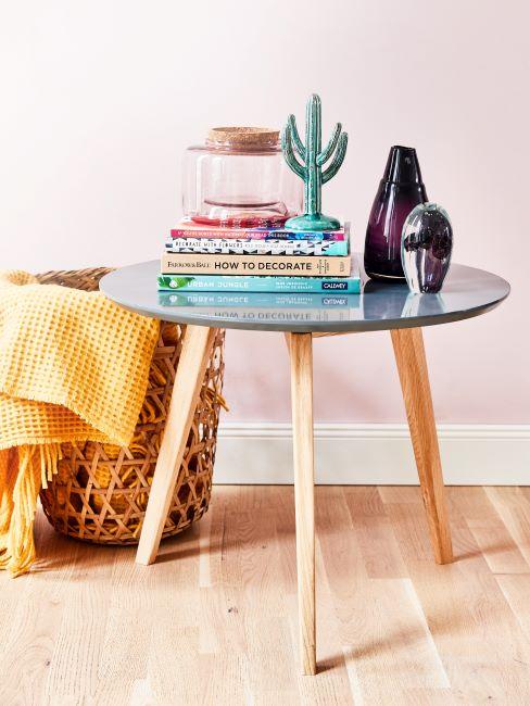 Déco cactus Table d'appoint scandi avec magazines, vases en verre et decoration cactus en ceramique