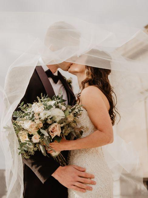 couple s'embrassant pour leur mariage