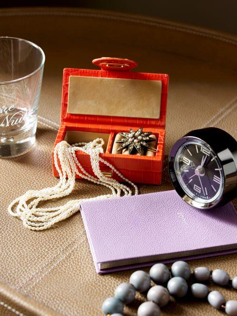 perles dans une boite a bijoux rouge et reveil matin noir