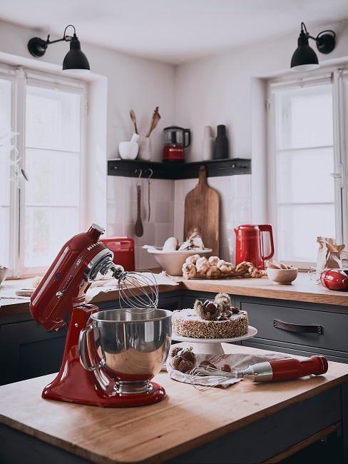 cuisine noire avec appareils rouges kitchenaid