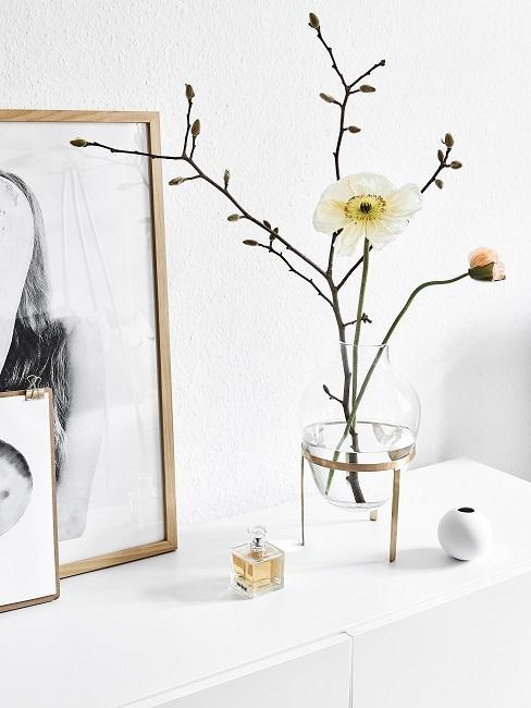 vase en verre avec une branche de fleur, cadres dores