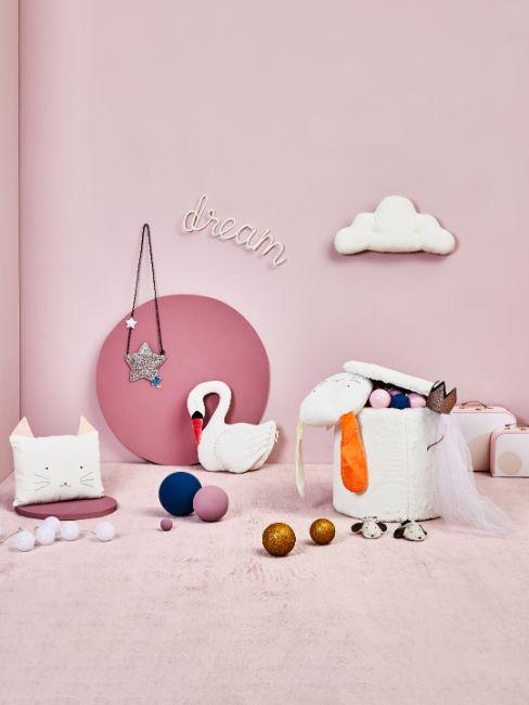 chambre rose, peluches, pouf avec rangement