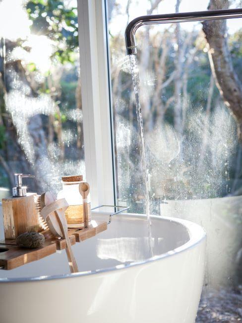 baignoire blanche avec vue donnant sur l'exterieur et accessoires de spa