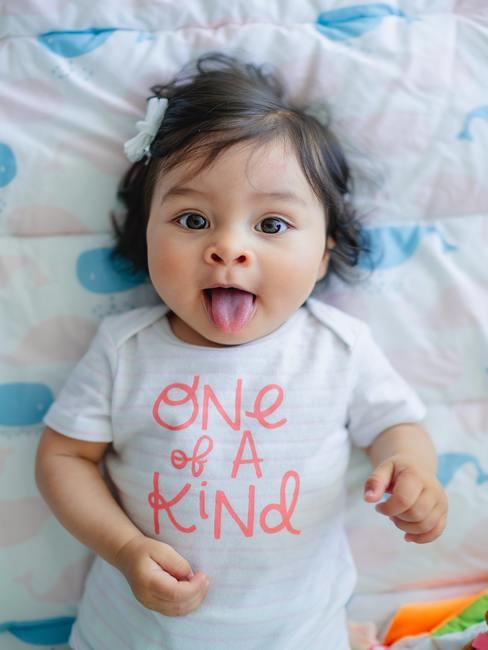 bébé entrain de tirer la langue