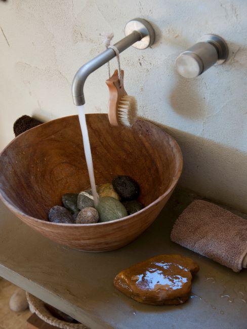 coin d'eau de salle de bains avec robinet