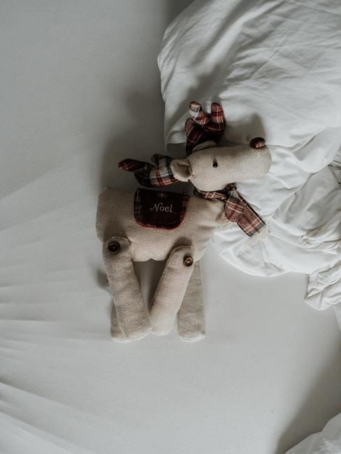 Ours en peluche sur lit blanc