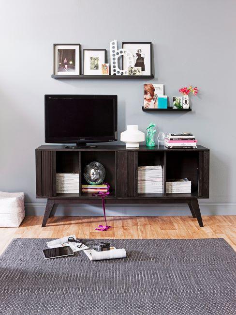 Meuble tv bois sombre, etageres decorees de cadres et fleurs, tapis gris