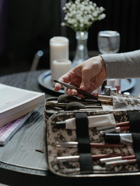 personne rangeant ses accessoires de maquillage