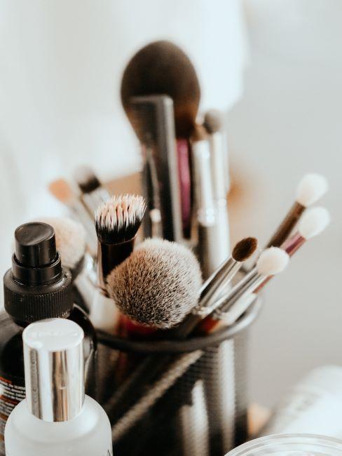 pinceaux de maquillage ranges dans des pots