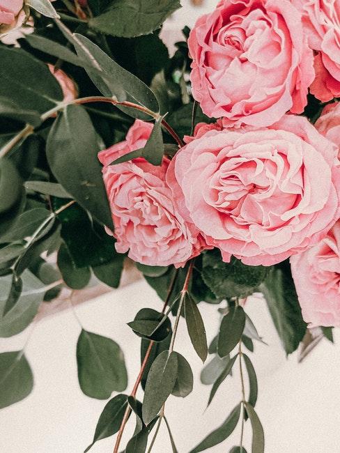 guirlande de roses et de feuillage decoratif