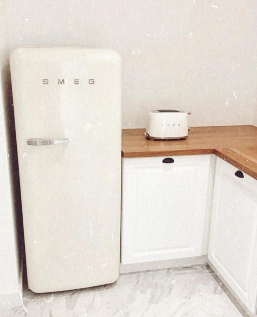 La cuisine de l'influenceuse babyatoutprix avec son frigo Smeg beige