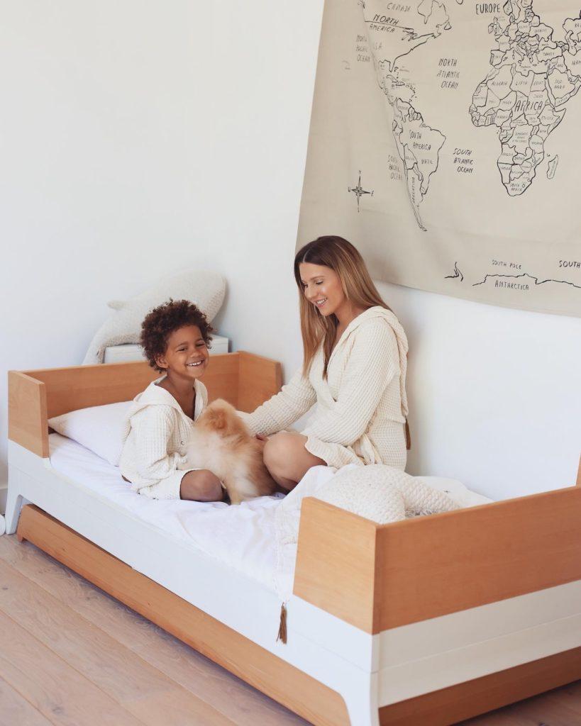 moment complice de babyatoutprix dans la chambre de ses enfants