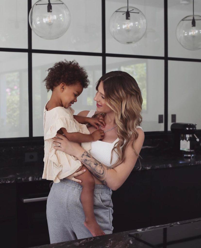 L'influenceuse babyatoutprix avec sa fille, moment de tendresse