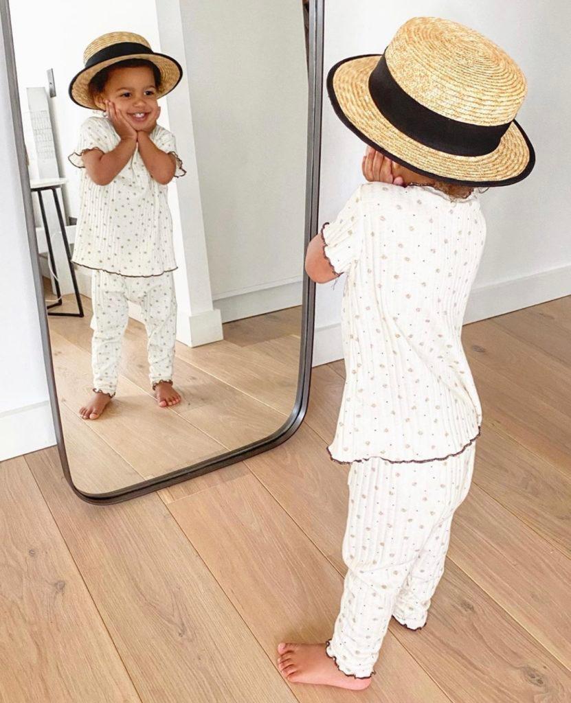 L'enfant de l'influenceuse babyatoutprix prend la pose