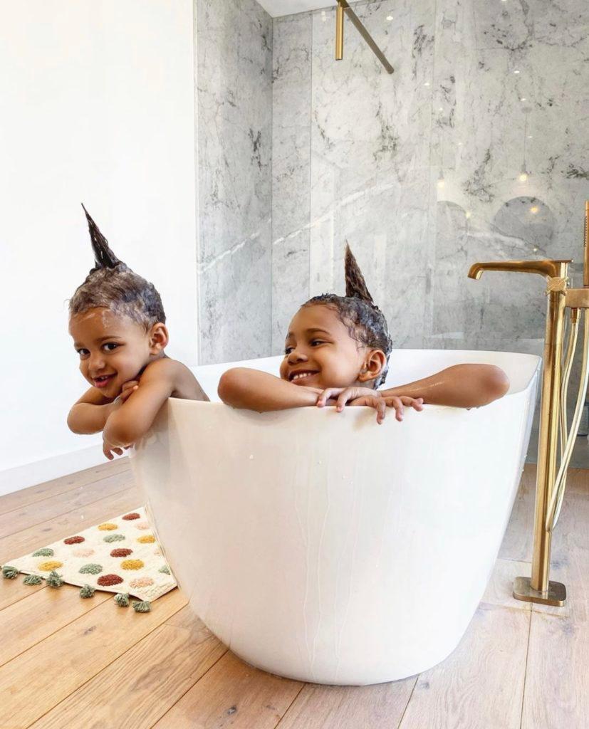 Les deux enfants de babyatoutprix prennent la pose dans leur bain