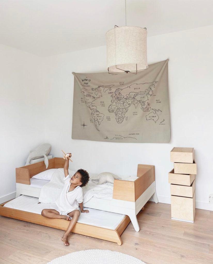 Le lit de la chambre d'enfant de babyatoutprix en bois brut et épuré