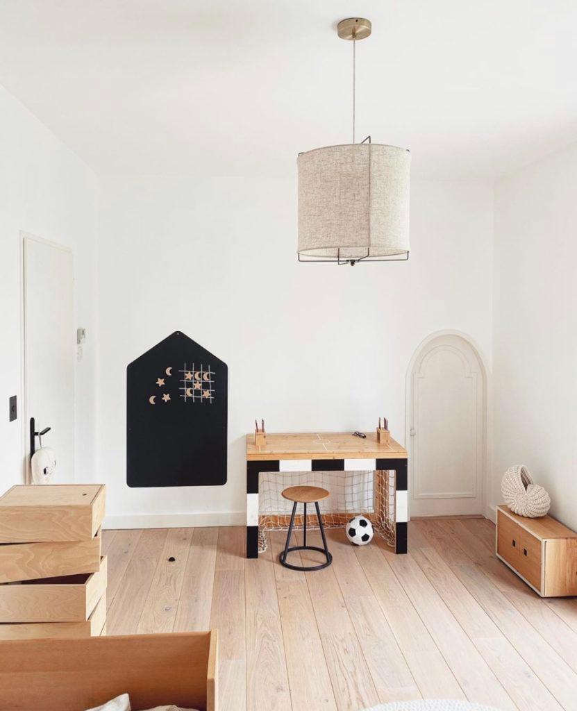 La chambre des enfants de babyatoutprix avec des matériaux bruts